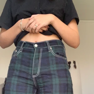 Eytys benz tartan - Säljer mina eytys benz tartan då de tyvärr inte kommer till användning längre :( Är perfekta i längden på mig som är 176cm lång. kontakta mig om ni vill ha fler bilder. 💕
