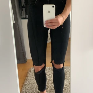 Devlin Jeans - Svarta högmidjade Jeans ifrån Devlin, hålen är klippta själv. Storlek 36. Säljer pga för korta för mig💗