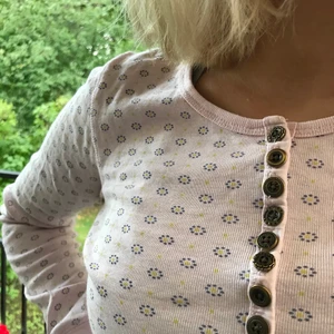 Bikbok - Söt tröja köpt secondhand💕 köparen står för frakt, 63💕