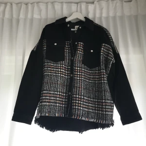 Jacka från zara - As snygg tunn jacka/overshirt från zara. Väldigt sparsamt använd. Snygg nu till hösten. 