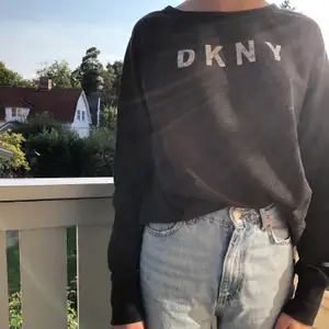 Donna Karen New York Sport sweatshirt med väldigt fin glitter text. Skönt materialet och fint skick. Säljes på grund av att jag inte använder längre💖 