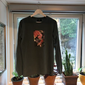 Sweatshirt  - Fin tröja med blommor på köpt i Frankrike. Buda i kommentarerna, start på 50