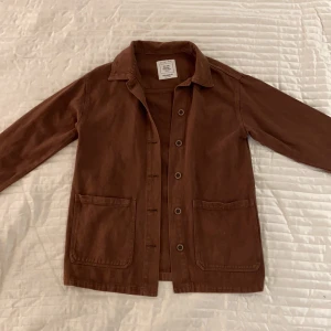 Brun jacka - Brun jacka i strl S från Pull&Bear. Använd 1 gång. Knappar och framfickor finns.