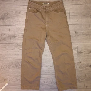 Vida byxor från Carin Wester - Mina älskade beigea byxor med vita sömmar är tyvärr numera stora på mig men vill inte bara slänga de! På mig som är 160 går de ner till golvet, sitter supersnyggt vid magen och låren! Har tyvärr inga bättre bilder då det inte finns några på mig när de fortfande passade i storleken :( 