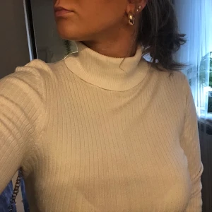 vit stickad tröja - frakt ingår i pris! supersnygg och bekväm tunn stickad tröja med hög krage! 