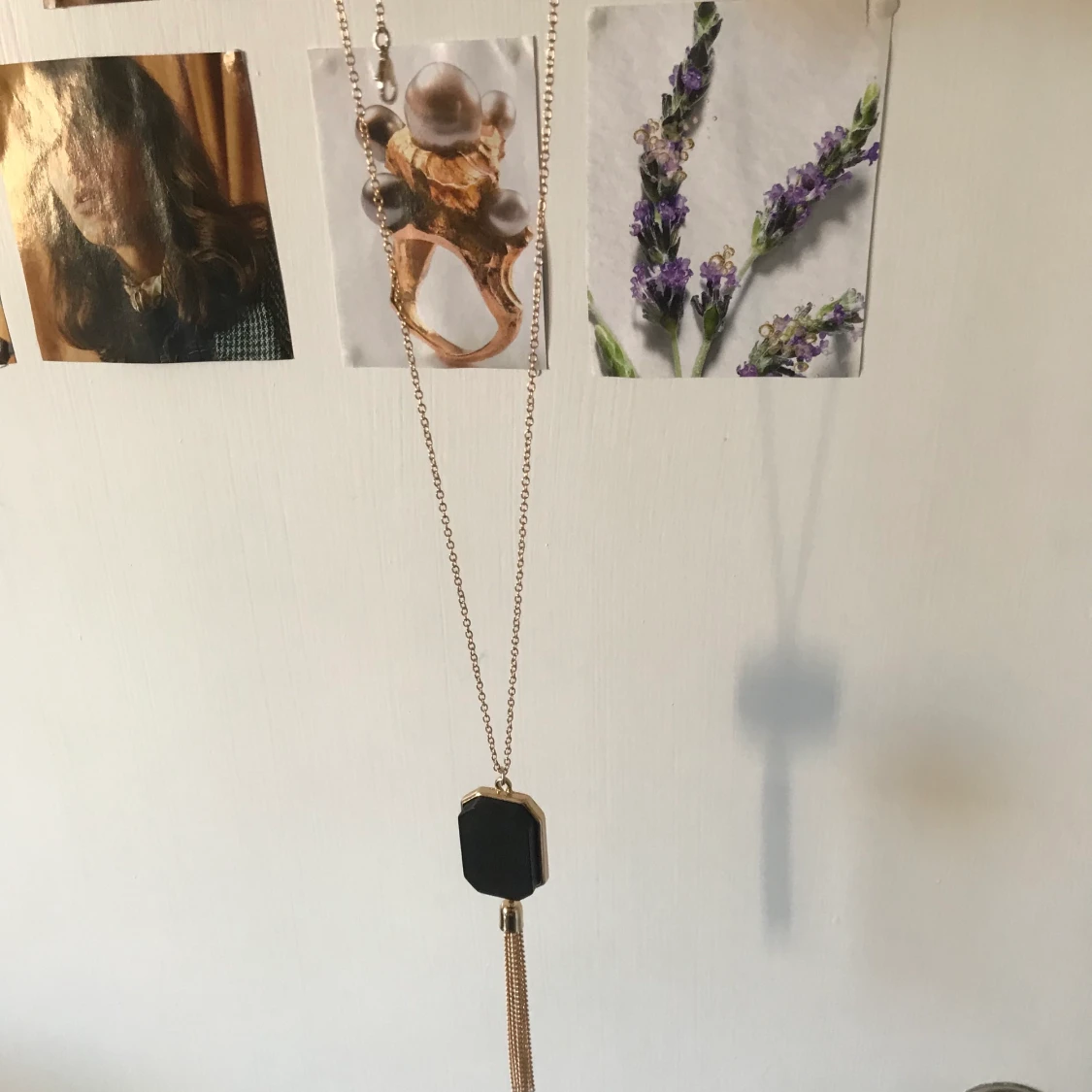 Svart berlock på guldkedja med kedjefransar🖤 - 90