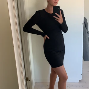 The little black dress - Super fin svart klänning med öppen rygg ifrån ivyrevel i storlek S. Väldigt stretchigt och skönt material, späns med två band i ryggen där man kan knyta hur man vill. Använd 2-3 gånger 🥰🤩köparen står för frakten 