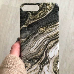 Burga skal till iPhone 8 PLUS - Mobilskal från Burga, passar iPhone 8 PLUS. Nypris ca 300:- NYSKICK