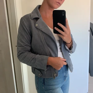 Ljusblå jacka - Jättefin ljusblå jacka ifrån H&M i storlek 38, näst intill knappt använd så vääldigt fint skick 🤩🤩 köparen står för frakten 