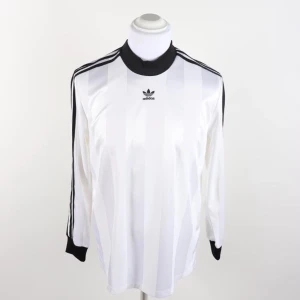 Adidas unik tröja  - Riktigt fet och unik Adidaströja.🔥🔥 Halvpolo. Som ny, endast provad. Strl 36, jag har vanligtvis 38 och den passar mig bra med 🥰 Skriv om du har några frågor ♥️ Inkl frakt! 