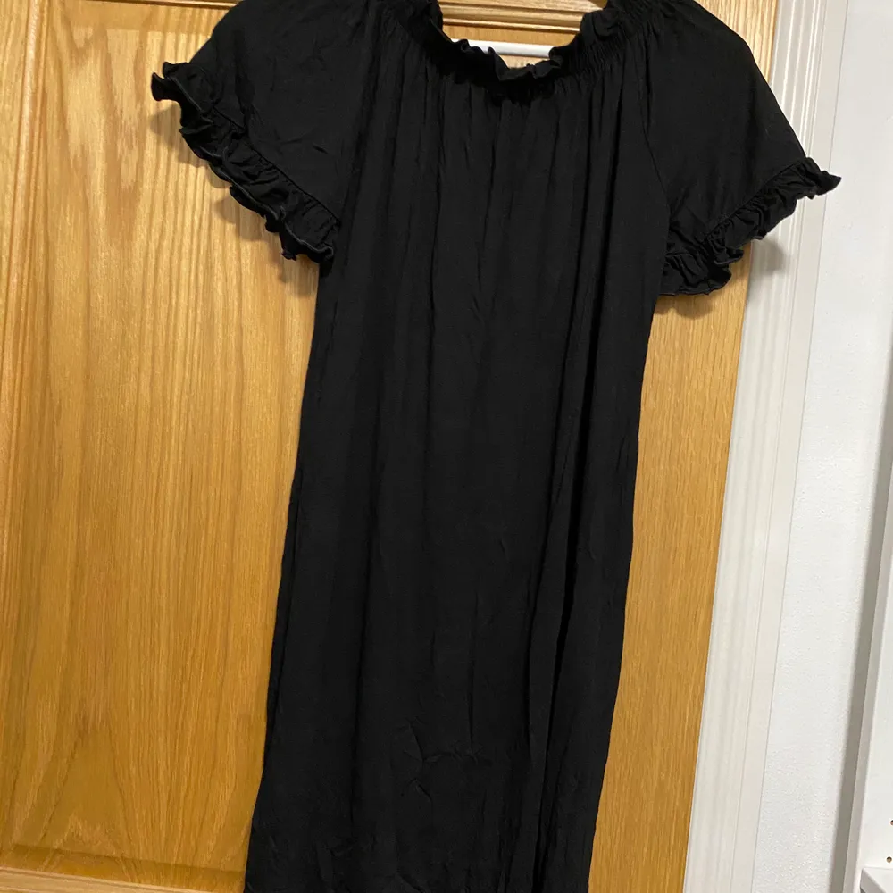 Helt nya svart klänning . Klänningar.