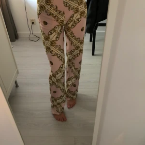 Mönstrade byxor  - Byxor från Nelly,strl M använda fåtal gånger jag är 175 cm