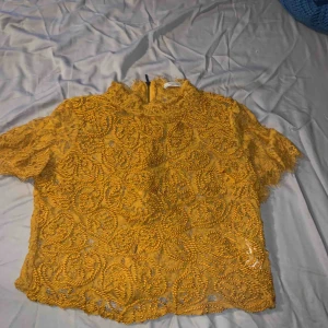  - Kort spets blus. Snygg till ett par kostymbyxor 