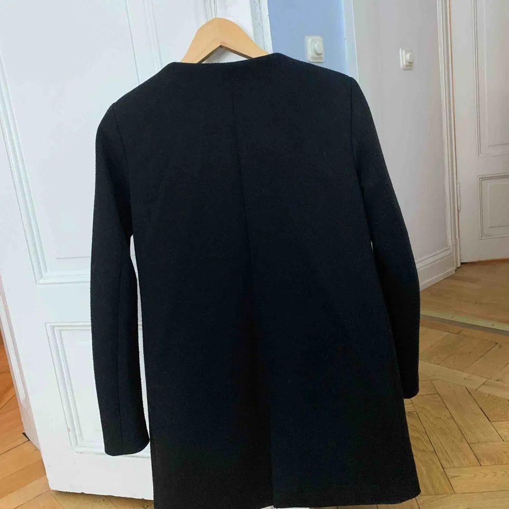 Jättefin svart kappa som är lite kortare i modellen (se sista bilden), använd fåtal gånger! Jag kan mötas upp i Stockholm eller så står köparen för frakten💞💞. Jackor.