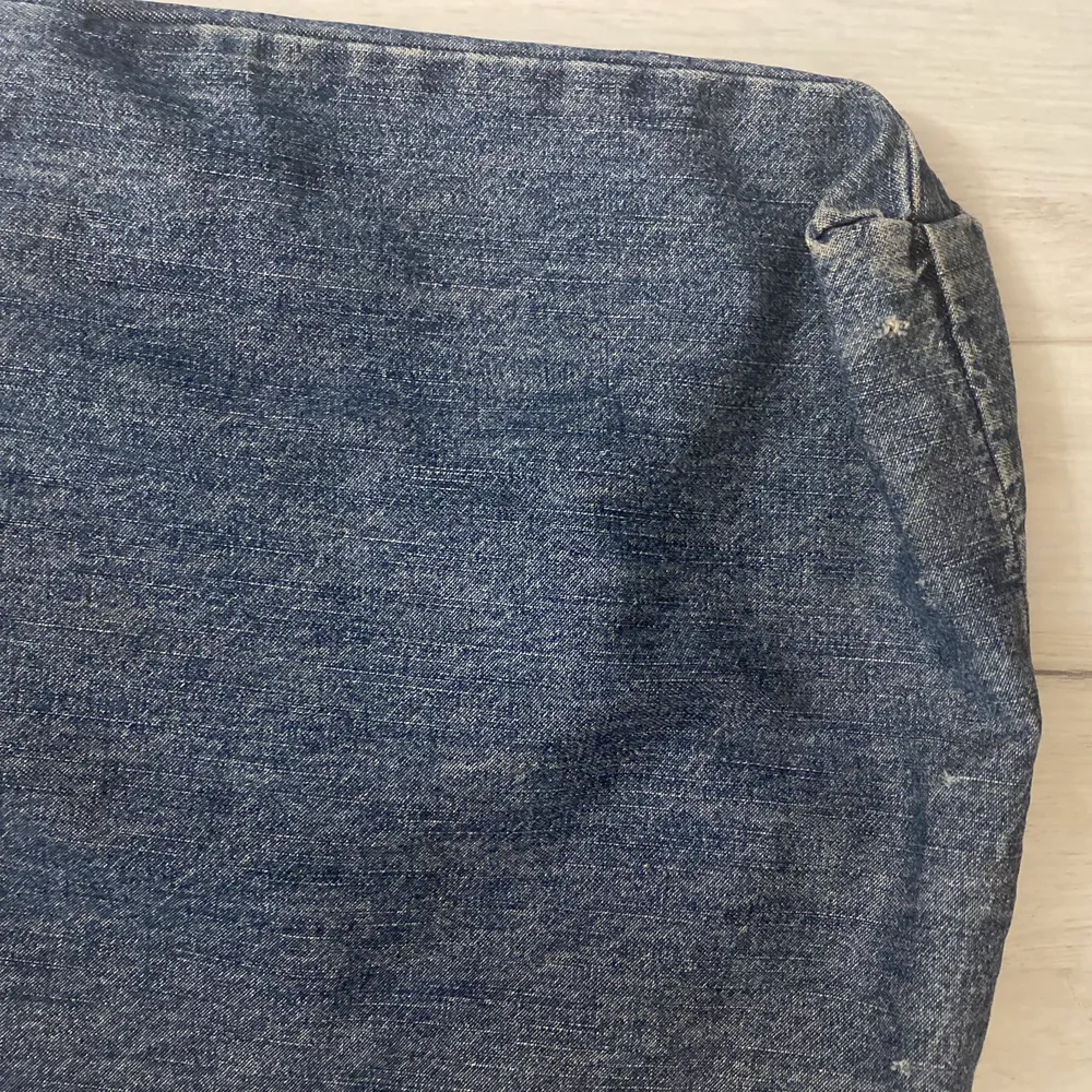 Enkel jeansväska (har inga fickor eller fack inuti), perfekt under sommaren, går att tvätta, har ett litet hål på undersidan av väskan (ingenting jag märkt förens nu), jag står för frakt och pris kan diskuteras. Väskor.