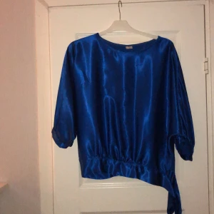 Snygg festtröja - Jättefin festtröja knappt använd, med resor 🦋🦋