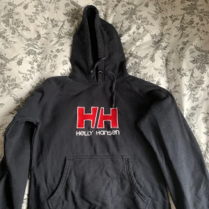 Mörkblå hoodie - Najs mörkblå hoodie💖köparen står för frakt på 63kr eller så möts jag i Stockholm💖storleken går inte att se längre pga urtvättad men tror S