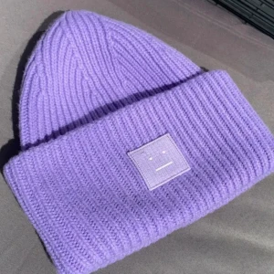 Acne studios  - Snyggaste acne mössan, använd ca 3 gånger MAX! köptes i vintras detta år på Åhléns city för 1100. Möts upp i Stockholm eller annars står köparen för frakten! 