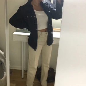 Jeans skjorta - Säljer en super fin och trendig jeans skjorta från Levis i storlek S, frakt ingår ej i priser💙💙💙