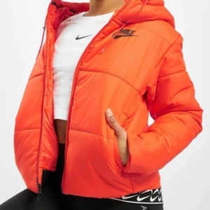 Orange Nike jacka - Köptes förra året för ca 1000kr, storlek är xs🧡 pris går att diskutera 