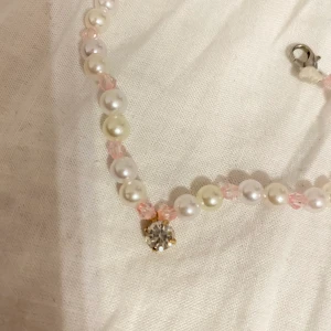 Pärl armband  - Handgjort jätte fint armband med en sten)) I rosa och vit. (Frakt 12kr)