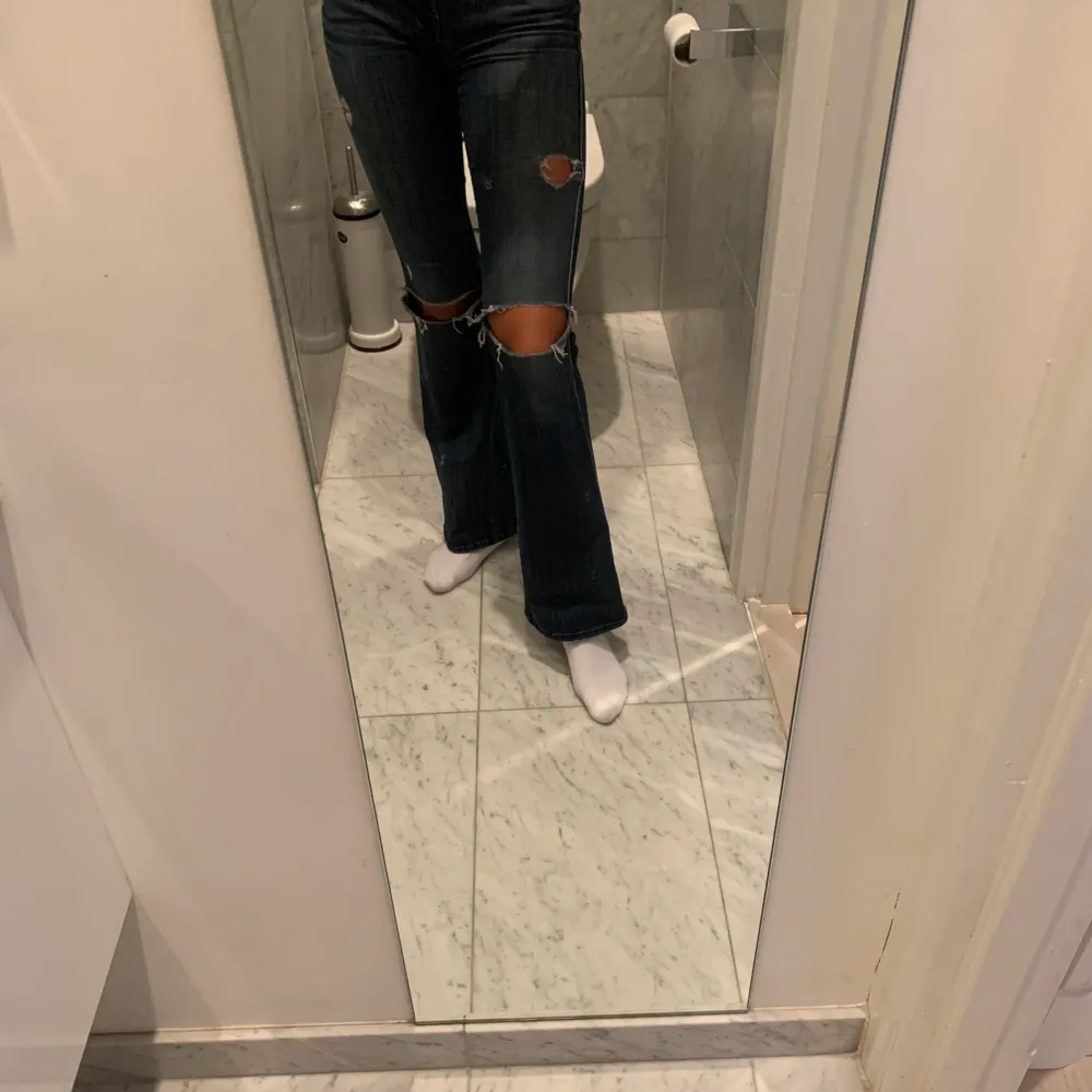 Ett par håliga jeans från Seven. Storlek 23 vilket är som en storlek 32/34. Säljer pga att de är för små och korta för mig som är 169cm lång.. Jeans & Byxor.