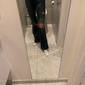 Ett par håliga jeans från Seven. Storlek 23 vilket är som en storlek 32/34. Säljer pga att de är för små och korta för mig som är 169cm lång.