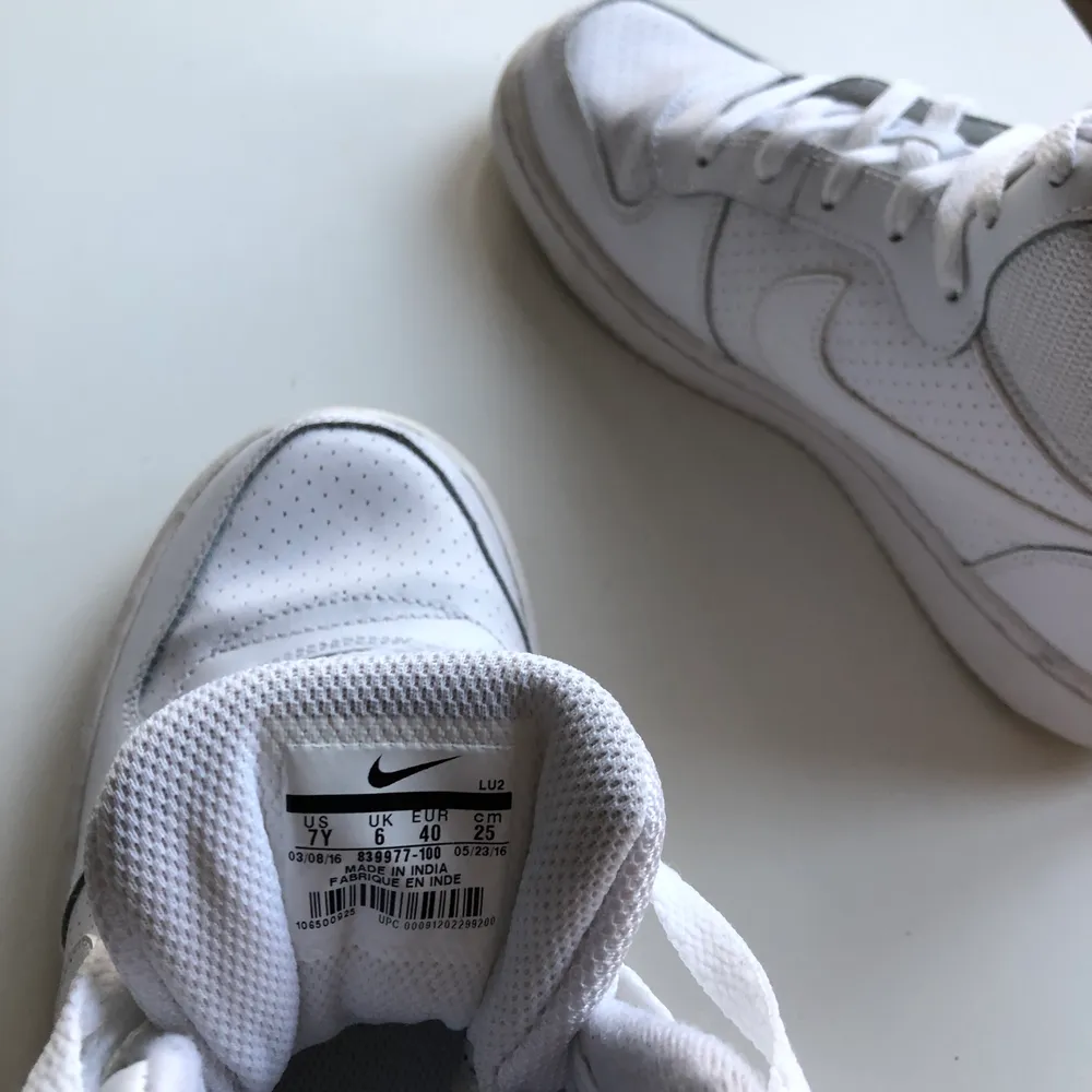 Nike court skor i storlek 40, dem väldigt fräscha och använda ca 3 gånger. Köparen står för frakt💖 (kan också mötas upp i gbg). Skor.