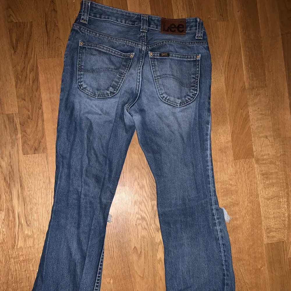 Jag säljer ett par super fina lågmidjade Lee jeans, lappen med storleken är borta men annars är dom i super bra skick. Dom passar 32-34.Jag har klippt hållen själv. Frakt tillkommer om man inte har möjlighet att mötas upp i Göteborg eller Kungsbacka.💖❤️💕💖💖💕✨Jag är 170 cm lång och när jag har skor är byxorna perfekt längd ✨✨. Jeans & Byxor.