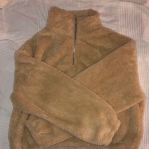 Teddy fleece - Säljer denna super sköna och mysiga mjukis koftan med hög krage, perfekt inför hösten och vintern. Frakt ingår ej 