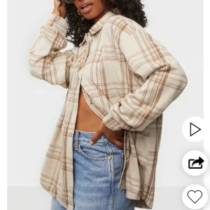 Oanvänd, strl S - Säljer denna supersnygga skjorta då den aldrig har kommit till användning alltså helt oanvänd! Köpt nyligen på Nelly. Köparen står för frakten:) (Lånade bilder)