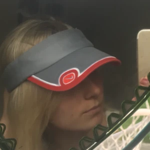 Nike keps - En grå sportkeps från Nike med orangea och vita detaljer, från tidigt 2000-tal😍🧢✨ det ska va ONE SIZE men den är ganska liten så tror inte den passar de största huvuden hehe🥰