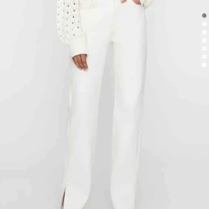 Jeans med slits - Säljer mina fina jeans från Pull&Bear, de har slits nedtill. De är endast testade och är därför i nyskick, de är slutsålda på hemsidan! Skriv privat för egna bilder. Bud börjar på 150kr + frakt🥰