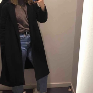  - Säljer min fina kappa då jag redan har för mycket jackor. så fin i lite oversized fit då jag vanligtvis har xs/s, perfekt nu till hösten då de får plats perfekt med en hoodie eller liknande under😊