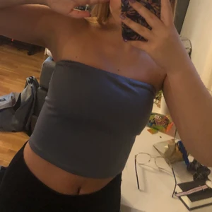 Egengjord tube top - För liten för mig tyvärr :( åker inte ner då den har resårband i toppen. Aldrig använd. Köparen står för frakten eller så möts vi i Lund 💞