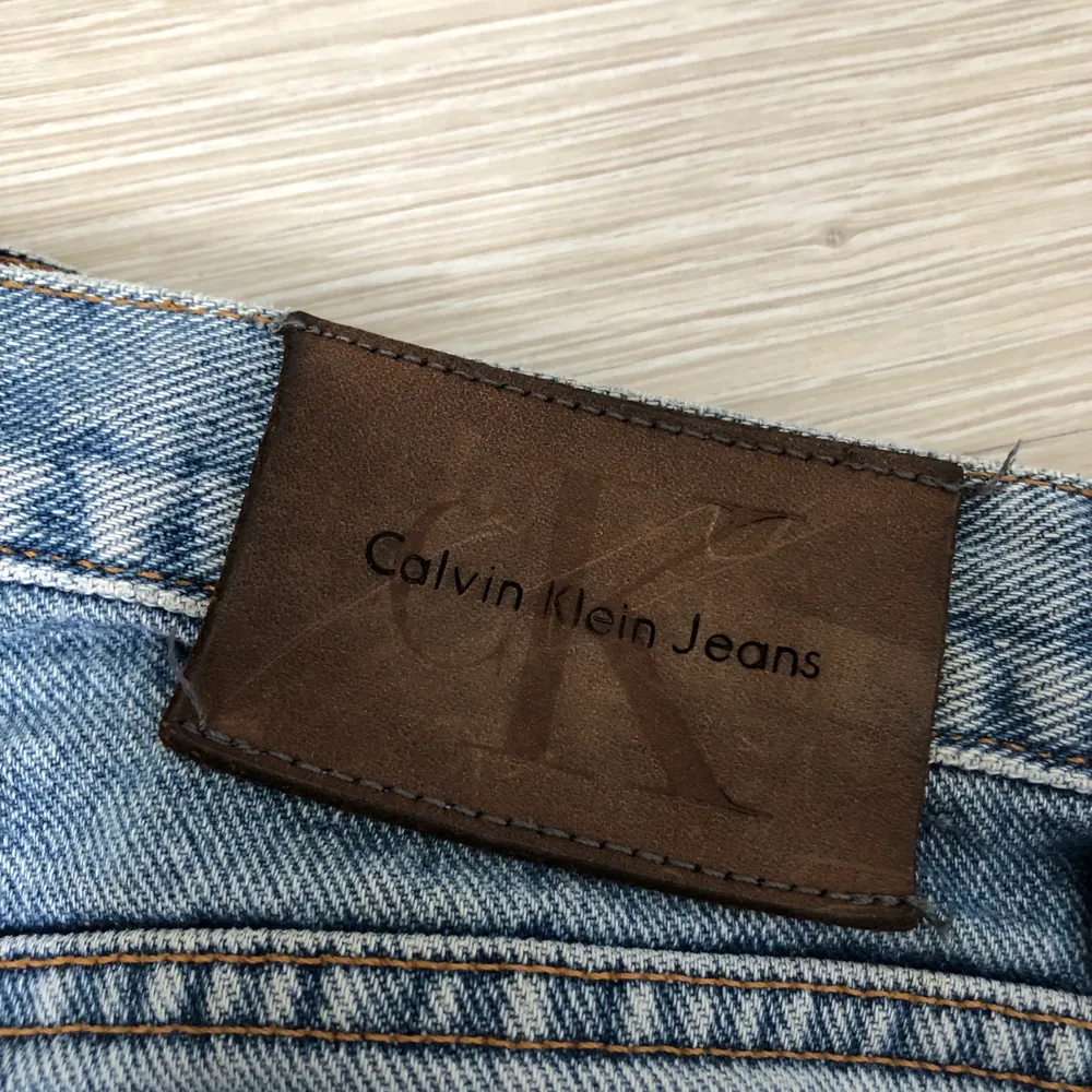 Calvin Klein Jeans köpa i fel storlek. Raka i benen. Frakt ingår ej. Kan skicka fler bilder vid intresse men ej på då dessa inte passar mig.. Jeans & Byxor.