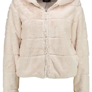 Oanvänd ”Päls”jacka från only - En så fin och mjuk jacka från only som endast är testad då jag inte tycker att den passar mig. Perfekt till höst/vinter. Kunden står för frakten :) 
