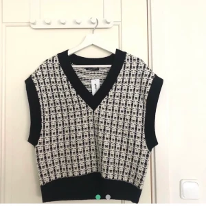 Väst från gina!  - Jättetrendig väst från gina! Slutsåld och finns inte kvar. Storlek xs💓💓buda från 300