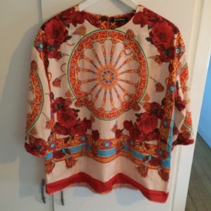  - Blus/tunika. Aldrig använd. Passar M-L 