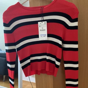 Zara - långärmad tröja från zara i storlek M, jättefin men kommer inte till användning tyvärr 👎🏽 säljer för 100kr plus frakt, nytt pris kan eventuellt diskuteras vid intresse 