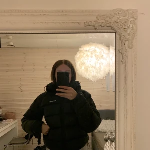 Everest dunjacka  - En mysig Everest dunjacka från Stadium men som köptes på en annan säljsida för 2 år sen, den är i använt skick men ändå fin. Går att justera i midjan. Står ingen storlek i, men passar xs-s/m skulle jag tro (jag är xs men sitter lite stort på mig, skriv för fler bilder) frakt blir 95kr (spårbart) 🦋