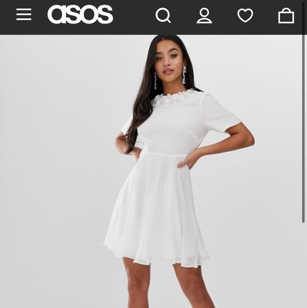 Petite vit klänning från Asos | Plick Second Hand