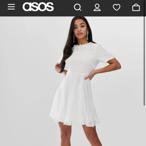 Petite vit klänning från Asos - Säljer denna SUPERSÖTA klänningen från Asos. Ganska kort i modellen då det är en petite-modell (för lite kortare personer ca 150-160). På mig sitter den lite för tajt över ryggen så skulle nog säga att den passar XS och om man är smal över ryggen S. Kragen är dekorerad med söta blad av plast vilket ger blombladen lite skimmer. Vid fler intresserade blir det budgivning. Köparen står för frakt💞💞