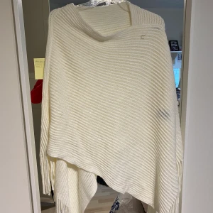 Poncho - Vit poncho från åhlens som aldrig är använd.