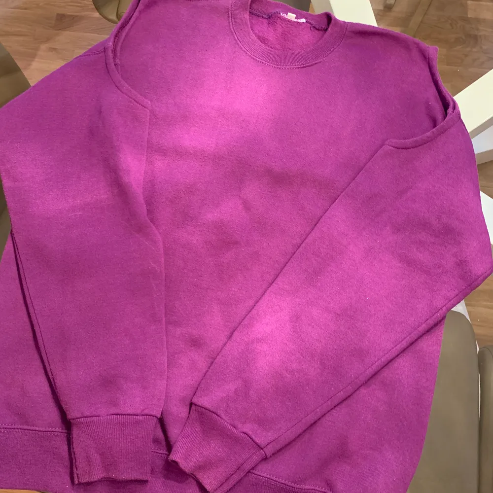 Säljer min skitsnygga lila sweatshirt som har hål på axlarna, hur cool? 🌝🤪 . Tröjor & Koftor.