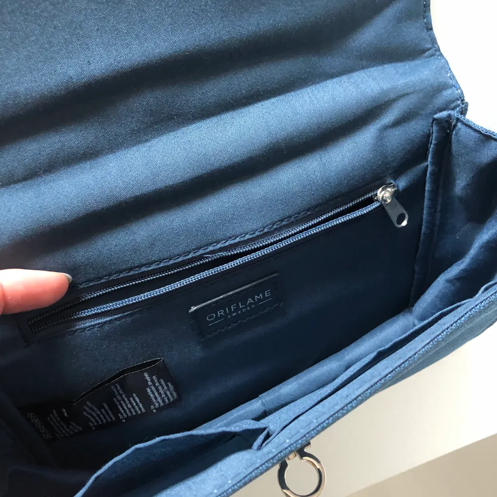 Jättefin oanvänd väska med skyddsplast kvar! I denimtyg, har silverlejon som detalj på sidan men bandet är i mörkblå läderimitation. Bud? 💓. Väskor.