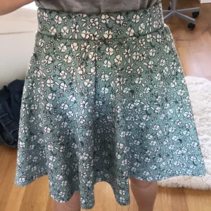 Super skön blå kjol!  - Skön blå kjol men vida blommor! Passar till många outfits. Storlek XXS men funkar för XS och S.