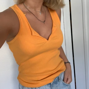 Zara linne - Säljer ett orange zara linne. Aldrig använd. Kan mötas upp eller så står köparen för frakten!