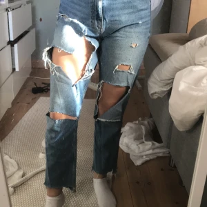 Slitna byxor i storlek 27 - Highwasted denim jeans i storlek 27, stora snygga hål. Köpta för 399, säljer det för 50kr+frakt💓