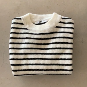 Stickad randig tröja  - Stickad tröja från NAKD! 